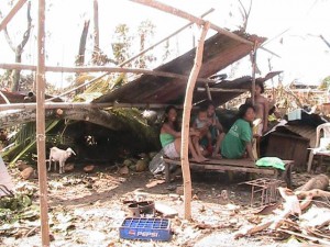 軒下で過ごす被災者02(c)CDRC