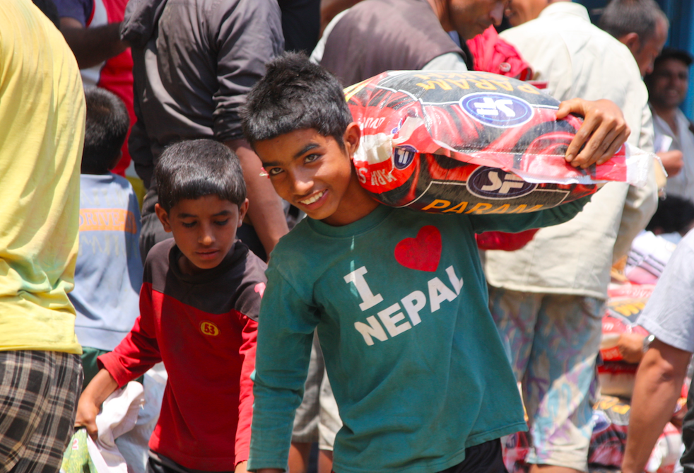 配給された米を運ぶ少年