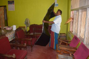 嬉しそうにマットレスを広げるジャスティンさん