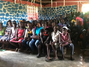 起工式に集まる住民