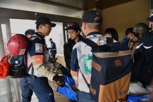 患者搬送の様子2