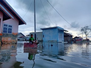 ①浸水した村で