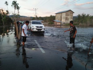 ③浸水した村で