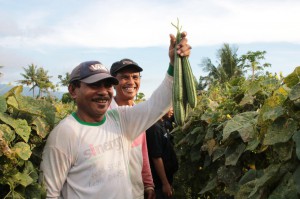 JPF3 Farmers with bitter melon - happy face