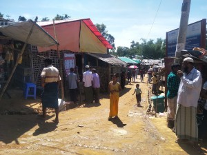 写真②：朝のマーケット。マスクをつけている人はまれ。