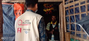 写真④：保健ワーカーから手洗い方法の説明を受けるマジ