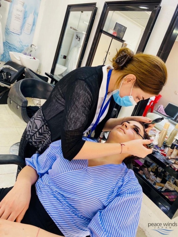 写真① 美容技術(メイク)の実技練習をするSh.R.I.さん