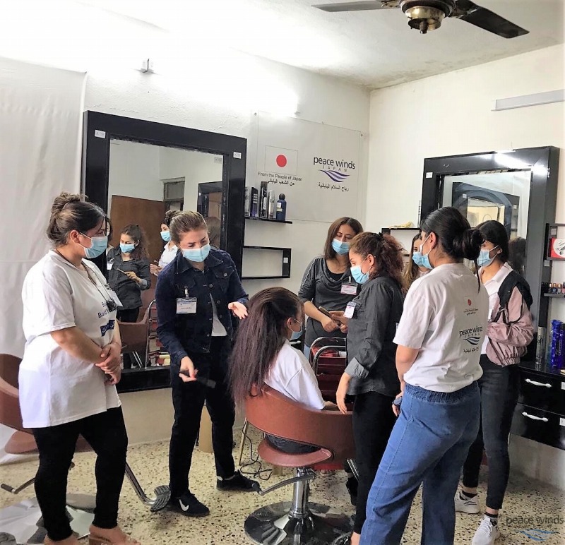 写真② 講師である地元の美容師から学ぶ受講者