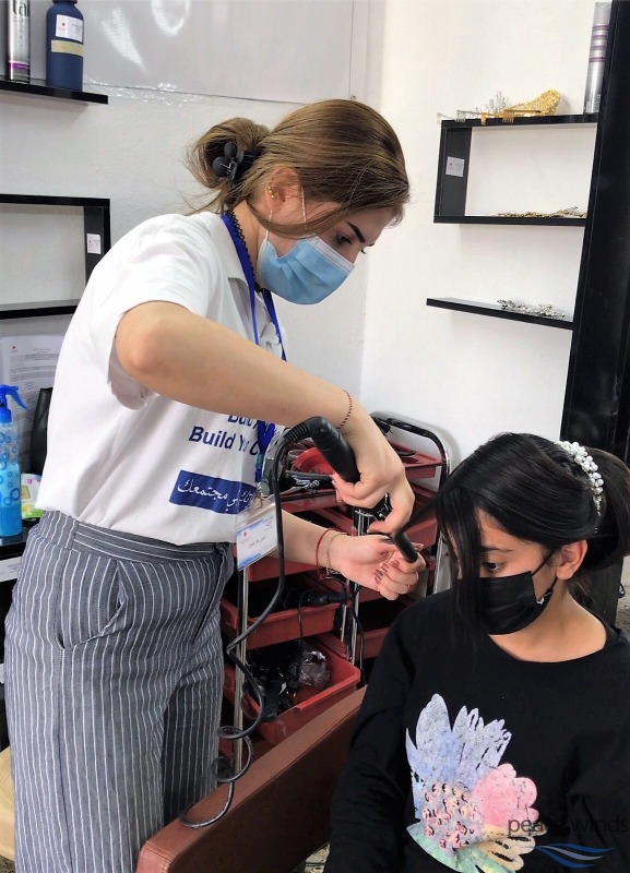 写真③ 様々な整髪技術の実技練習をするSh.R.I.さん