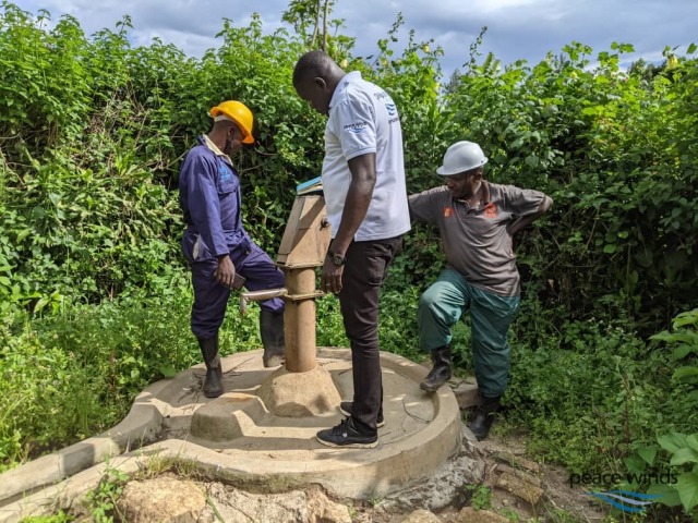 破損したハンドポンプ式井戸を調べるスタッフ② (1)